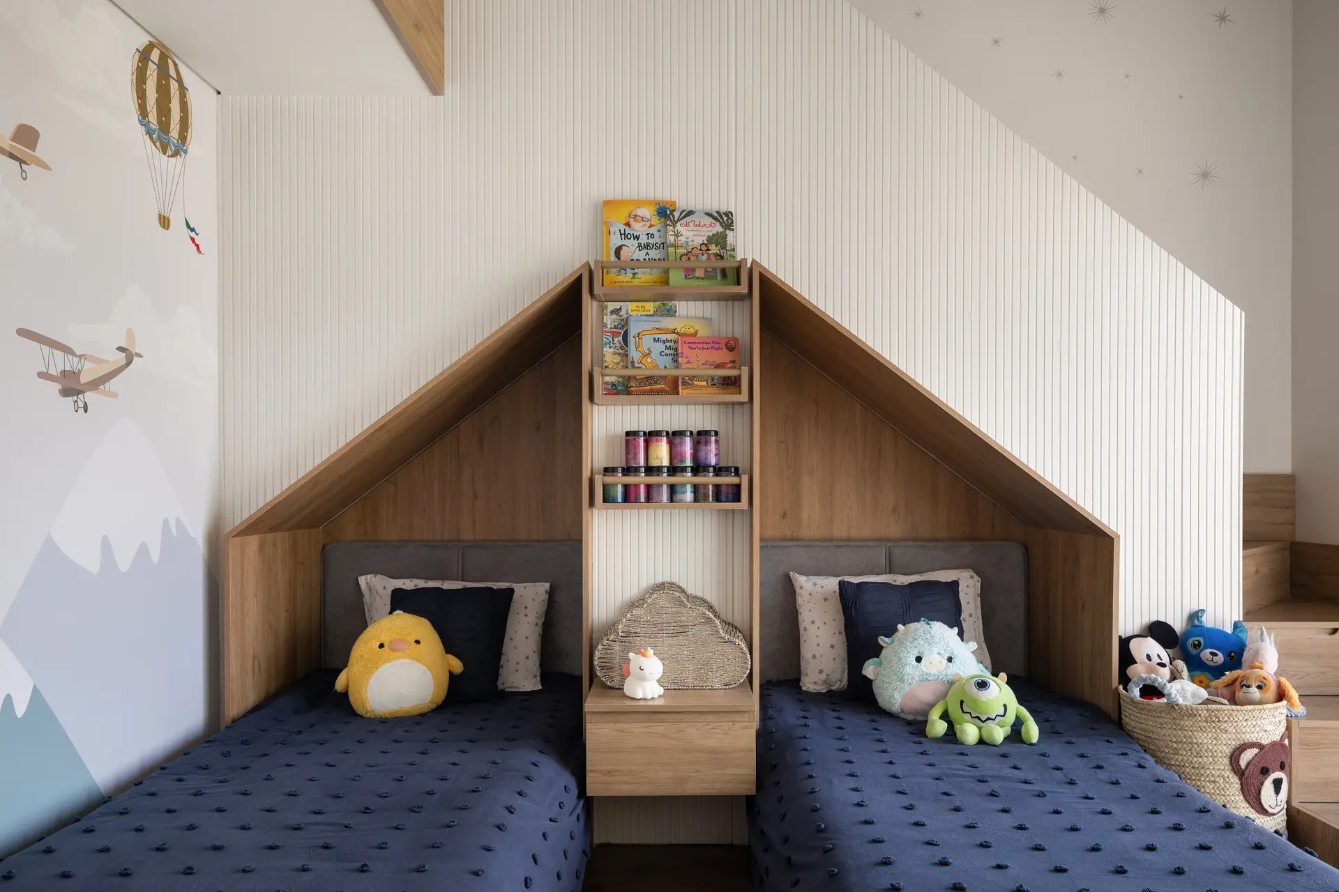 House-shaped twin children's beds with built-in shelving, Allegria Villa