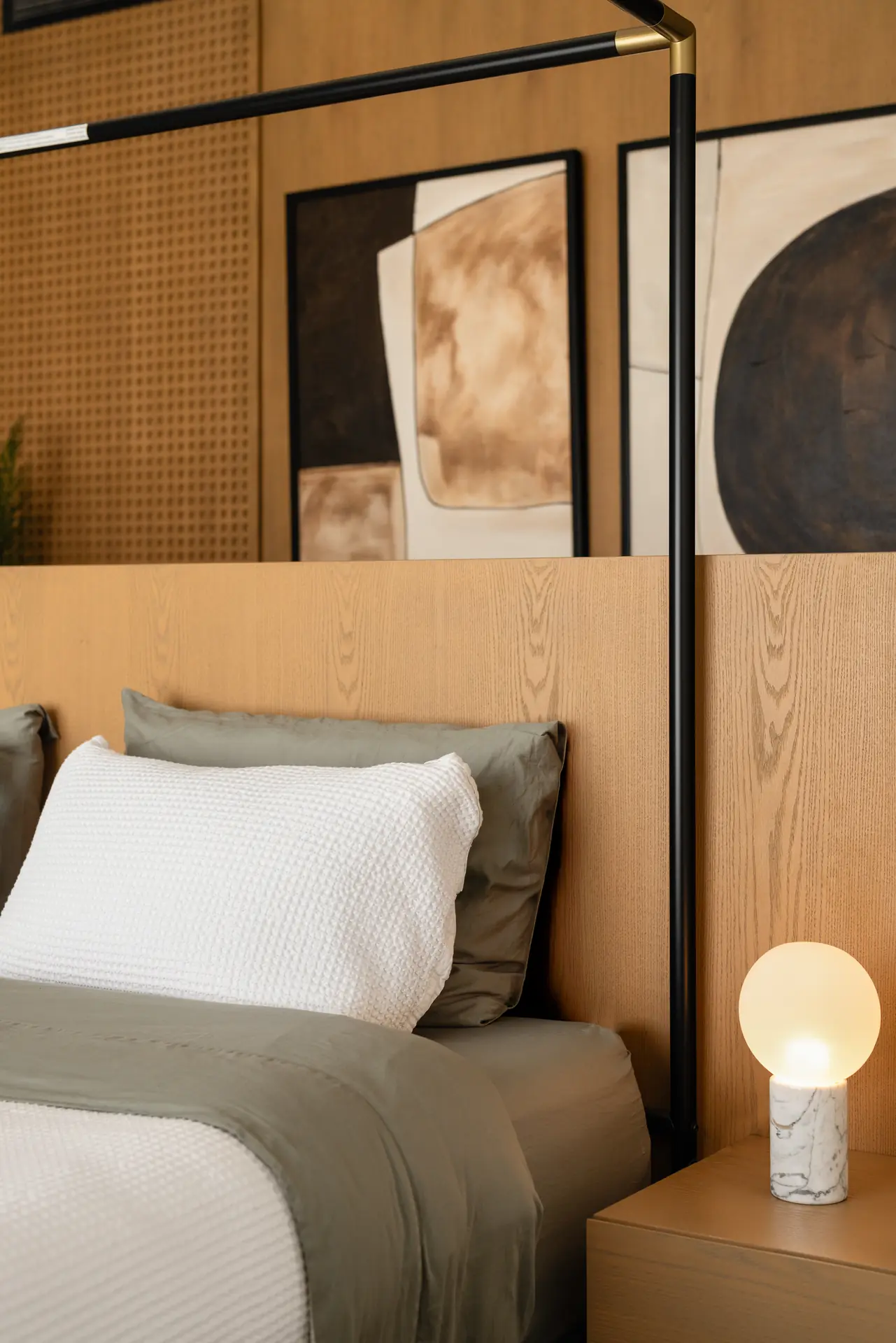 Canopy bed with oak bedside unit, Allegria Villa