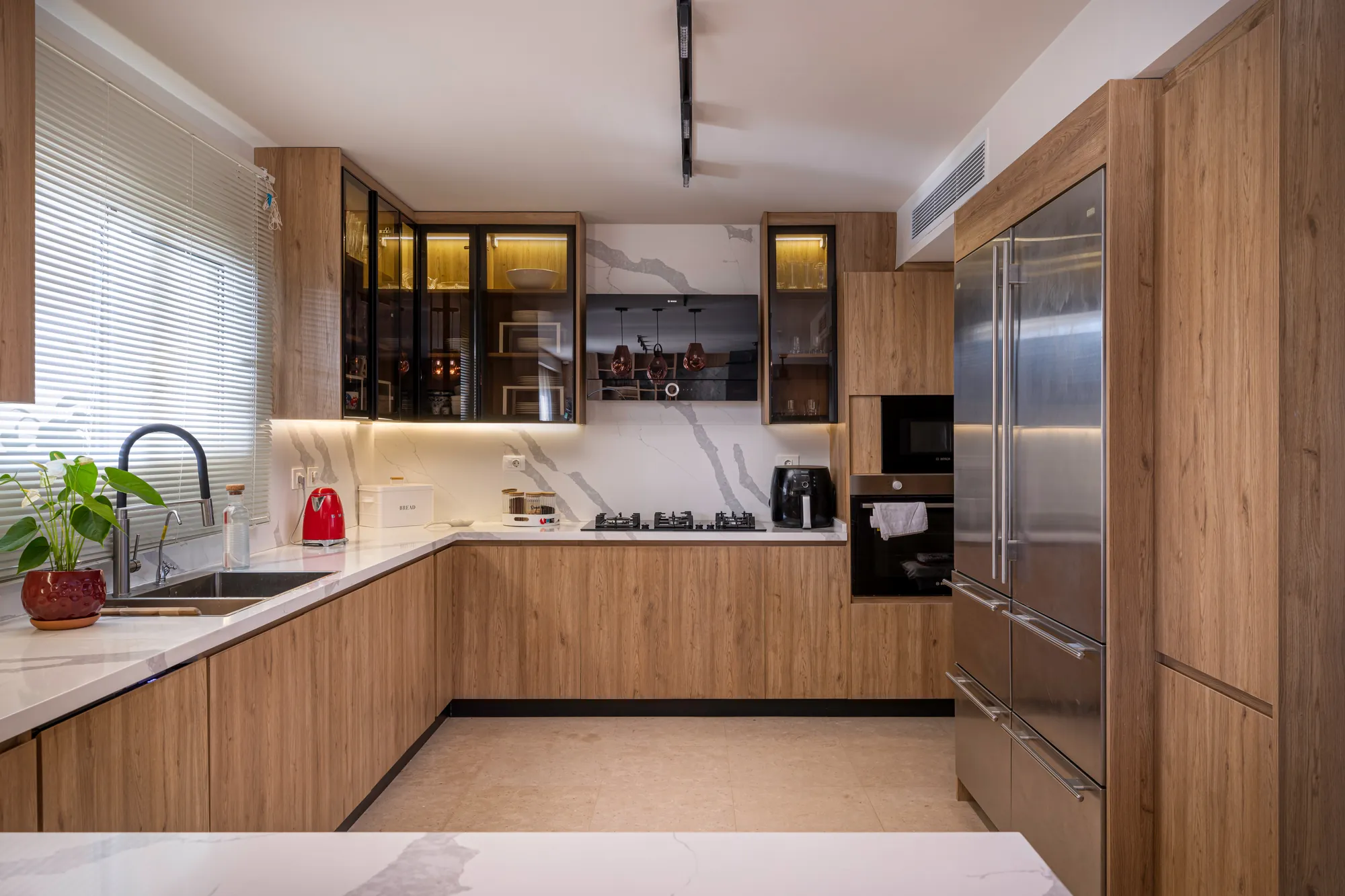 Oak kitchen with dark glass wall units, New Giza Duplex