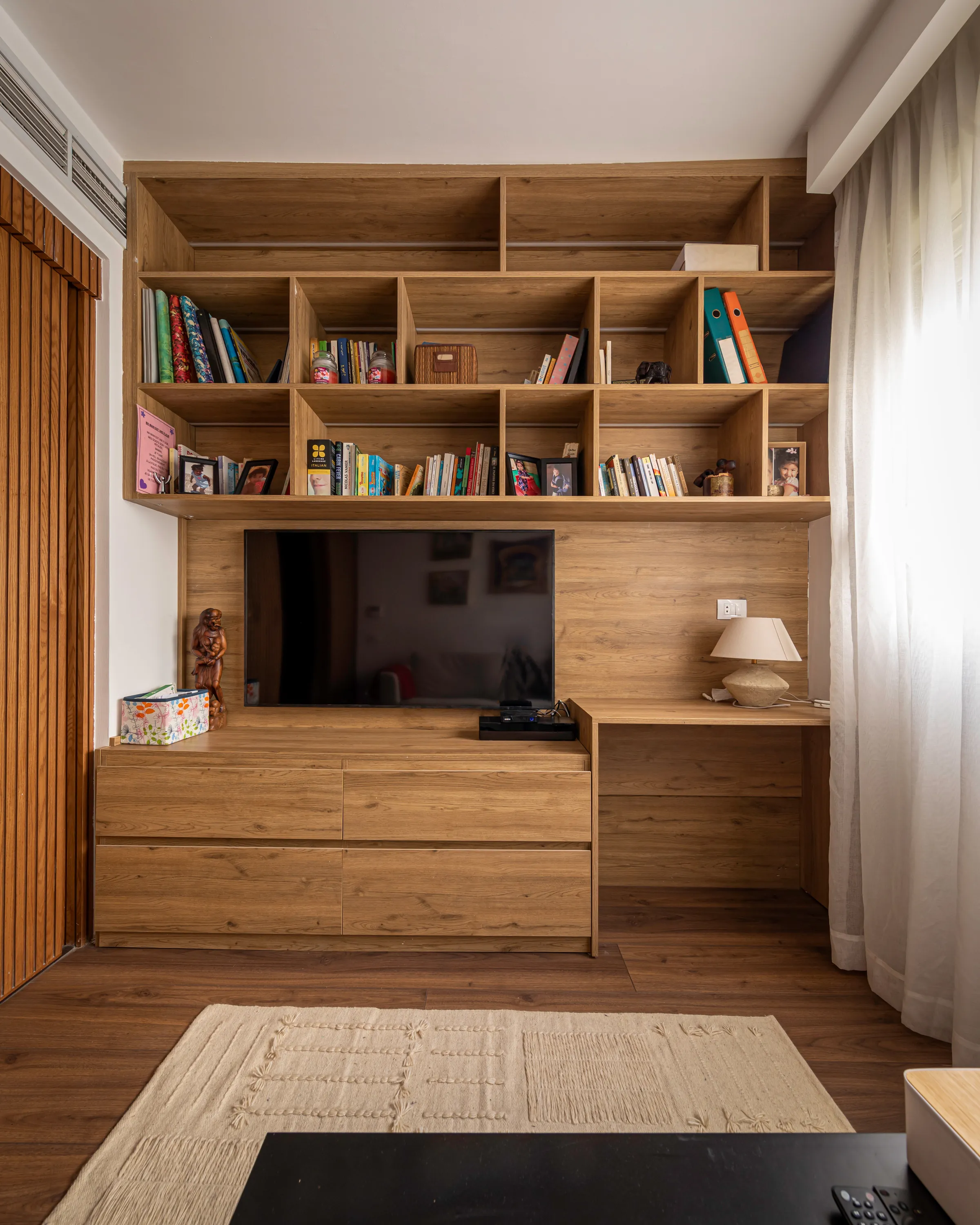 Oak study wall with integrated screen and shelving, New Giza Duplex