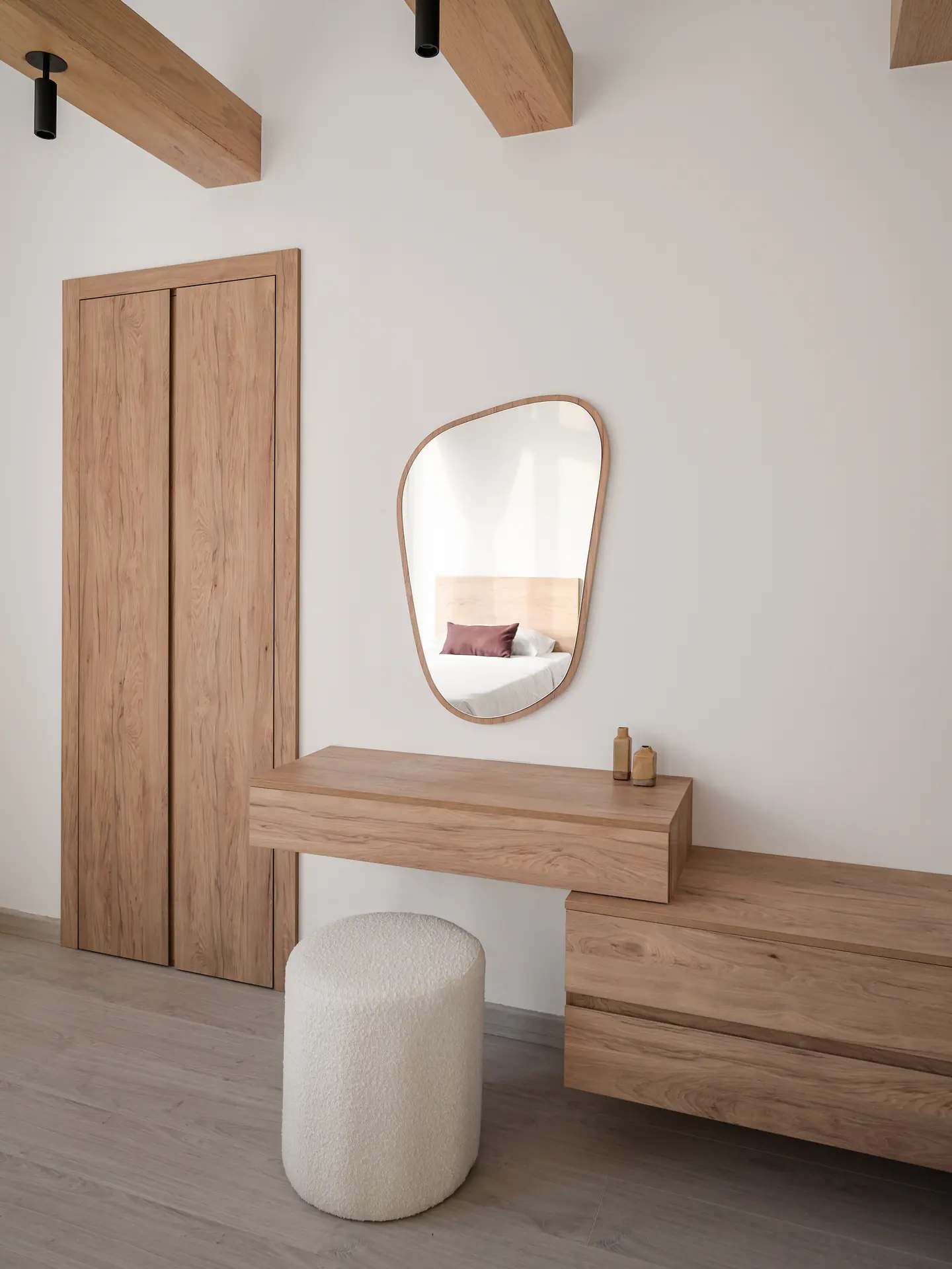 Oak vanity with organic mirror, Somabay Lodge